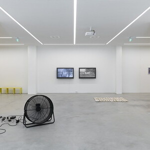 round and round she goes and where she stops nobody knows: Eine Ausstellung über die ZEIT, kuratiert von zweintopfKULTUMUSEUM im Spiegelgitterhaus Gleisdorf, 20.6. bis 5.10.2025Mit Werken von Manfred Erjautz, Richard Frankenberger, Sonja Gangl, S