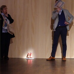 Lange Nacht der Kirchen, 23. Mai 2025: Kurator Johannes Rauchenberger führt durch die Ausstellung 'NUN MEHR – MEAN TIME' von Maaria Wirkkala