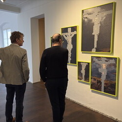 Kurator Johannes Rauchenberger mit Adrian Paci in der Ausstellung 'Gott hat kein Museum' am 19.3.2026