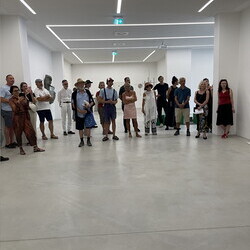 Künstler*innengespräch: Anneliese Schrenk und Michael Kienzer im Gespräch mit Kurator Johannes Rauchenberger in der Ausstellung: 'Was tun Skulpturen ohne Aufsicht?', 8.8.2026, Spiegelgitterhaus Gleisdorf, Hochsommer.art