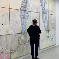 Künstler*innengespräch: Anneliese Schrenk und Michael Kienzer im Gespräch mit Kurator Johannes Rauchenberger in der Ausstellung: 'Was tun Skulpturen ohne Aufsicht?', 8.8.2026, Spiegelgitterhaus Gleisdorf, Hochsommer.art