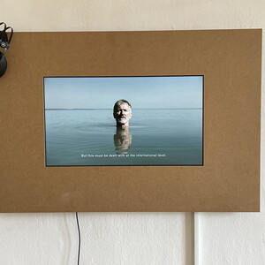 Michael ENDLICHER, Aber Aber Aber, 2021, Video, Länge: 7:04 min, Sprache: Deutsch mit UT (englisch), Ausstellungsansicht: Michael Endlicher: ZEICHEN SPRACHE IRONIE, KULTUM Graz, 11. Mai bis 13. Juli 2024, Kurator: Johannes Rauchenberger