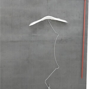 Anneliese Schrenk: Parallelwand, 2018, 330x750x16cm7 Frottagen/2007-2018, Metallobjekte/8 Haken 8 L?cher 8 B?gen/Schlachthausfreundmetallgeflecht (BH)/Kandare, Leder/Aussto?haut auf Keilrahmen/Interne Codes, Unfallautoscheibe/Jaguar/gr?n, Steinstab 