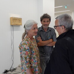                                 Er?ffnung der Sommer-Ausstellung im Spiegelgitterhaus Gleisdorf am 20. Juni 2025:  'round and round she goes  and where she stops nobody knows'Eine Ausstellung ?ber die ZEIT, kuratiert von zweintopf Mit Werken von M