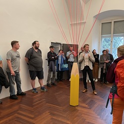 Lange Nacht der Kirchen 2024_'Nie wieder Krieg!'_Zenita Komad_Kuratorenführung. Foto: KULTUM