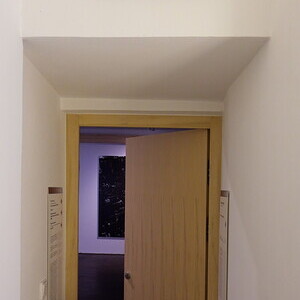                                 G.R.A.M.Historischer Moment! Papst Franziskus besucht Benedikt (2014)C-Print, 30,5 x 40,5 cm, KULTUMUSEUM Graz, aus: DE PROPAGANDA FIDE. Überraschende Glaubenswerbungen der Katholischen Kirche (2021/22)