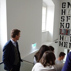 Führung mit Kurator Johannes Rauchenberger und Studierendenvertretungen der Theologiestudierenden aus Wien und Graz durch die Ausstellung 'Gott hat kein Museum' am Samstag, 22.11.2025