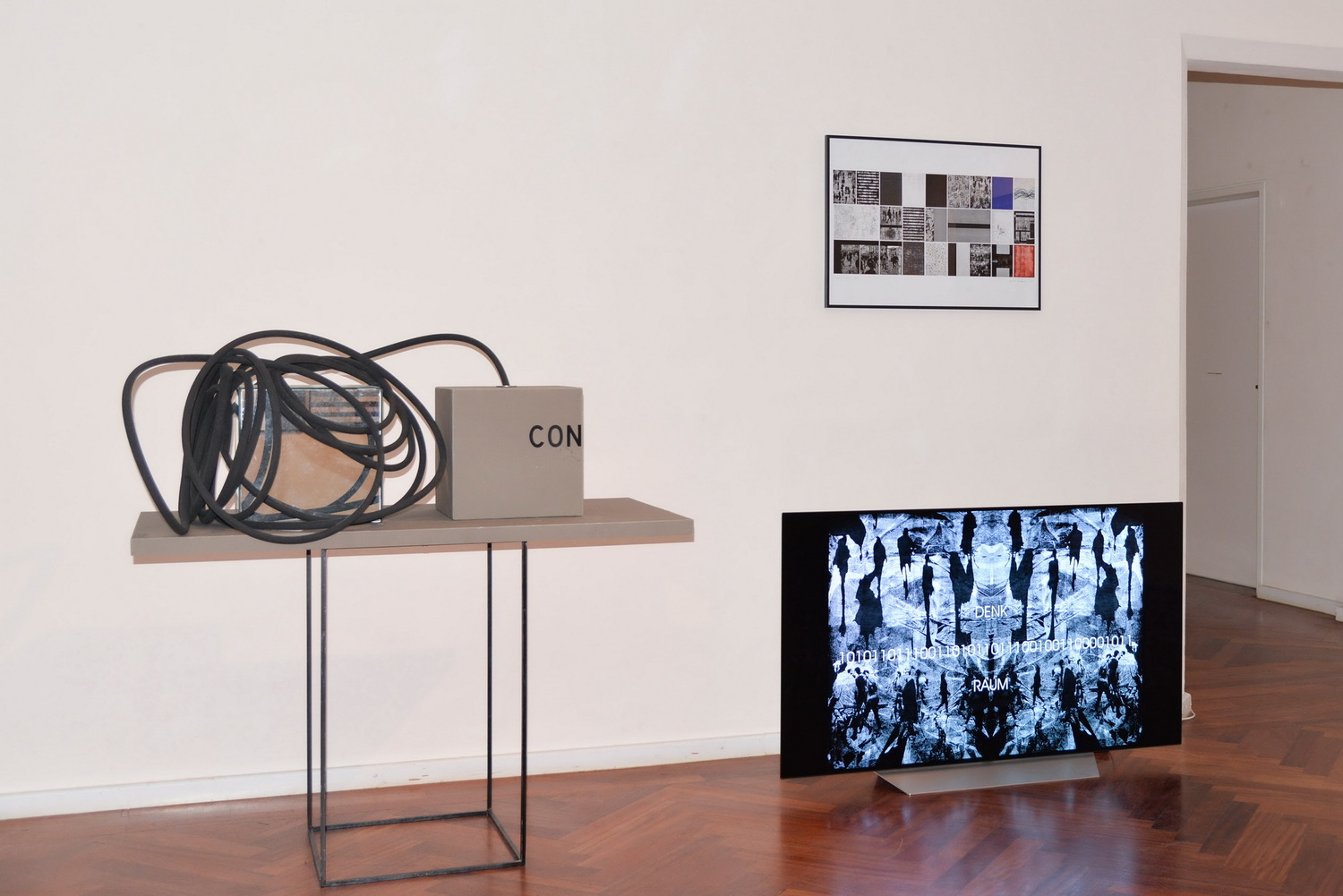 Peter Angerer: „Going – Staying“, 2023,Grafikprojekt mit 29 Tafeln, Monotypie, Zeichnung,Hochdruck, Elementendruck, Schablonentext,Unikate, 70cm x 100cm (3), 70cm x 50cm(26)„Going – Staying“, 2023, Offsetdruck 50cmx 70cm, nummeriert und signie