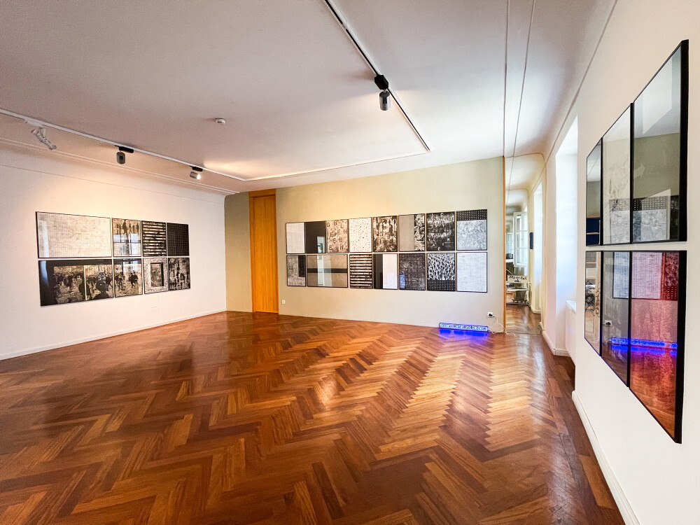 Peter Angerer: „Going – Staying“, 2023,Grafikprojekt mit 29 Tafeln, Monotypie, Zeichnung,Hochdruck, Elementendruck, Schablonentext,Unikate, 70cm x 100cm (3), 70cm x 50cm(26)„Going – Staying“, 2023, Offsetdruck 50cmx 70cm, nummeriert und signier