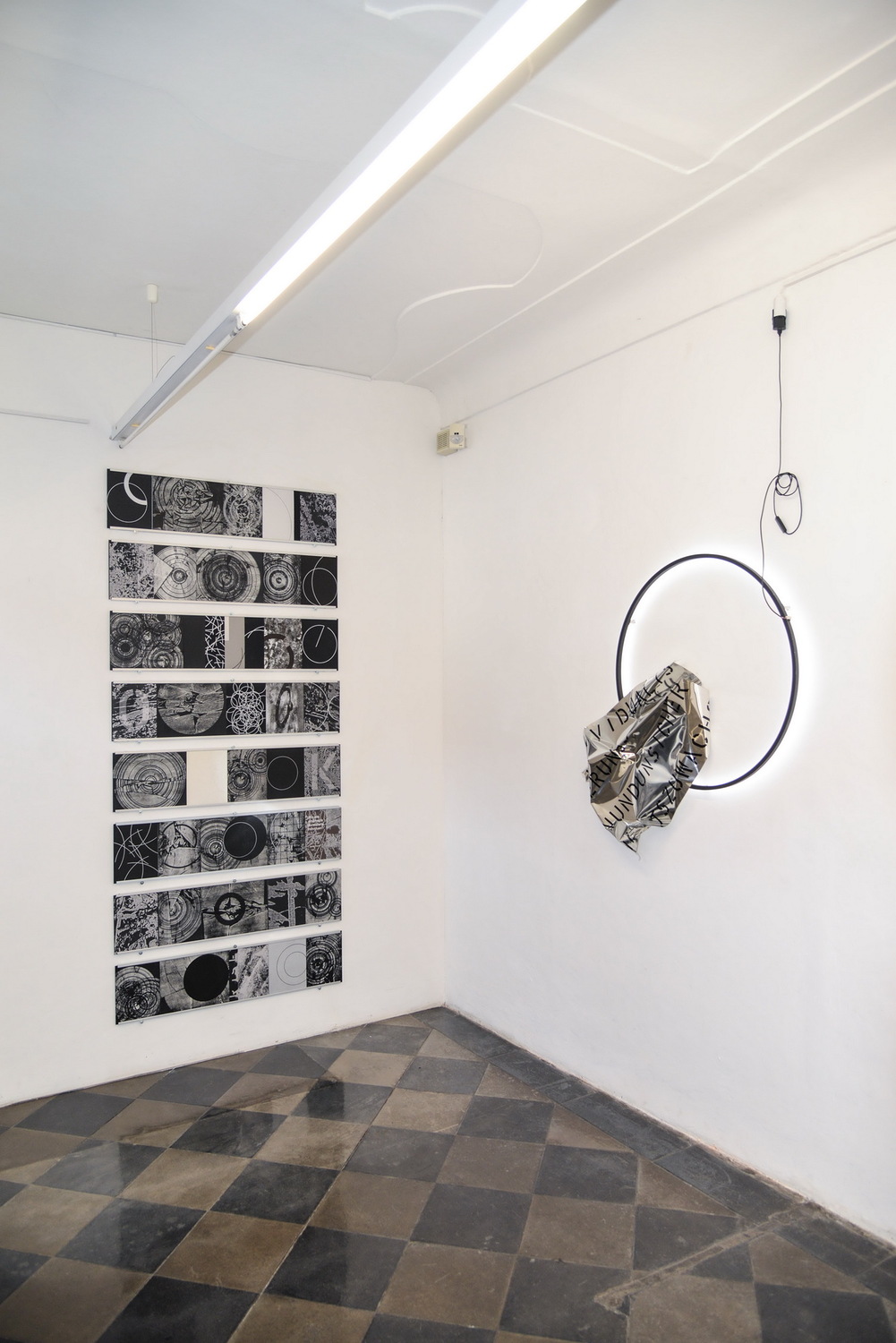 Peter Angerer: „Identity“, 2022, 8 Schienenmit je 5 Tafeln, auf Maltafeln kaschierte Monoprints,Schablonentext, Zeichnung, analogeFotos/Fotogramme, Acryl, Zeichnung, digitaleGrafik, Schienen je 25cm x 105cm„Identity-Objekt“, Leuchtobjekt mit Ble