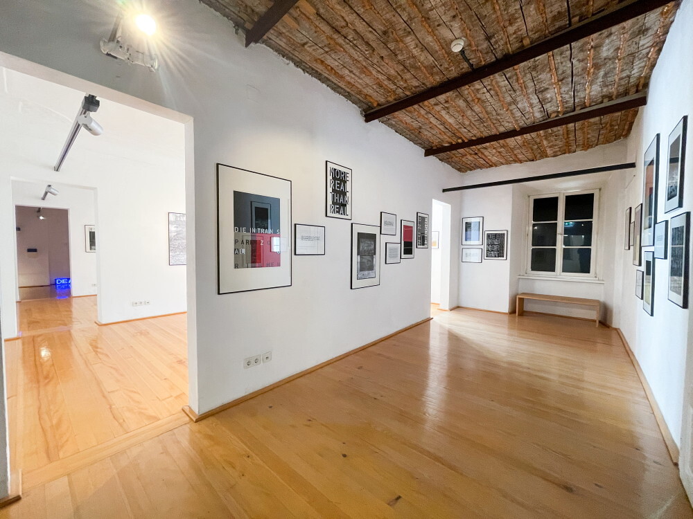 Peter Angerer: „Die Erfindung der Realität“,ab 2017, 19 Unikatgrafiken, Monotypie,Elementendruck, Text, 14 Arbeiten „Die Erfindungder Realität“ 2017 je 59,4cm x 42cm,1 Arbeit „Read/Real“ 2019, 70cm x 50cm, 2Arbeiten „Visible“ 2019, „Real/Unreal“