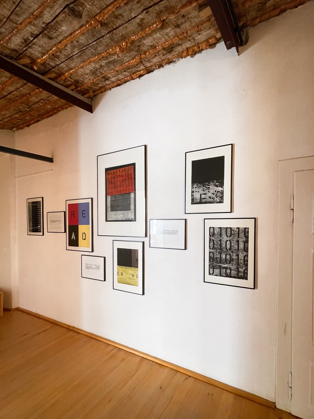 Peter Angerer: „Die Erfindung der Realität“,ab 2017, 19 Unikatgrafiken, Monotypie,Elementendruck, Text, 14 Arbeiten „Die Erfindungder Realität“ 2017 je 59,4cm x 42cm,1 Arbeit „Read/Real“ 2019, 70cm x 50cm, 2Arbeiten „Visible“ 2019, „Real/Unreal“