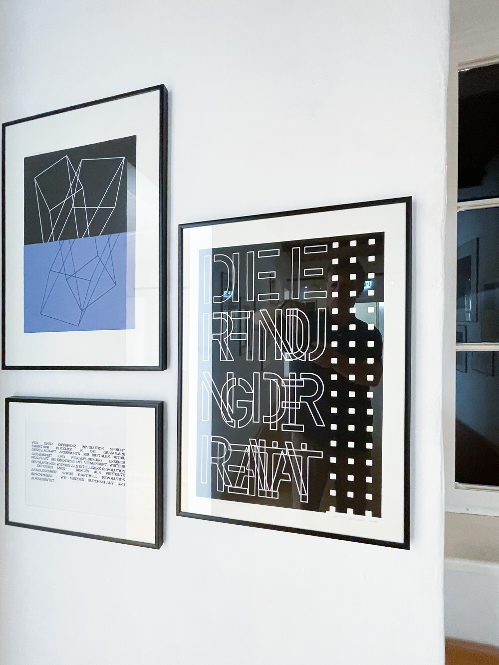 Peter Angerer: „Die Erfindung der Realität“,ab 2017, 19 Unikatgrafiken, Monotypie,Elementendruck, Text, 14 Arbeiten „Die Erfindungder Realität“ 2017 je 59,4cm x 42cm,1 Arbeit „Read/Real“ 2019, 70cm x 50cm, 2Arbeiten „Visible“ 2019, „Real/Unreal“