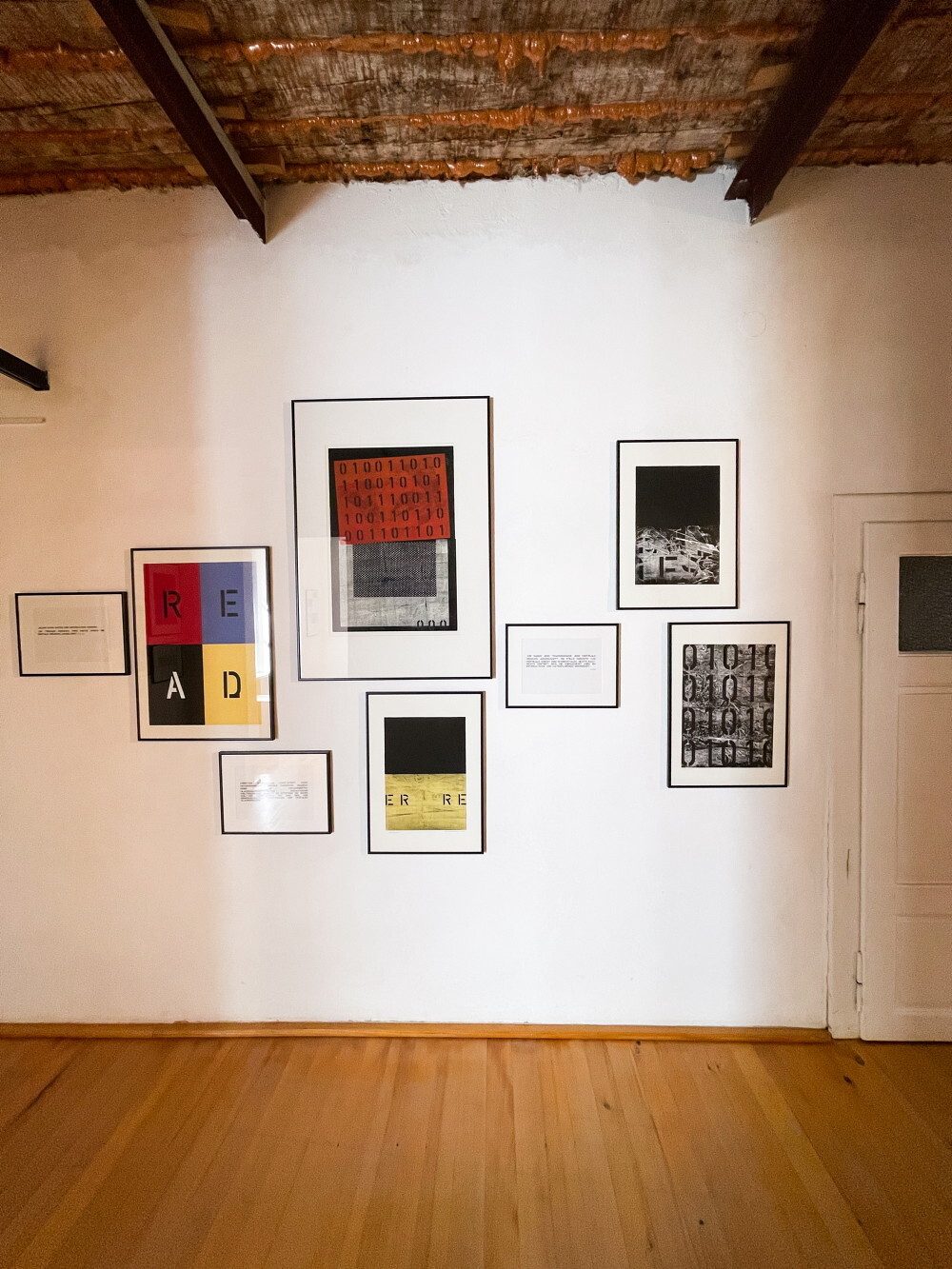 Peter Angerer: „Die Erfindung der Realität“,ab 2017, 19 Unikatgrafiken, Monotypie,Elementendruck, Text, 14 Arbeiten „Die Erfindungder Realität“ 2017 je 59,4cm x 42cm,1 Arbeit „Read/Real“ 2019, 70cm x 50cm, 2Arbeiten „Visible“ 2019, „Real/Unreal“