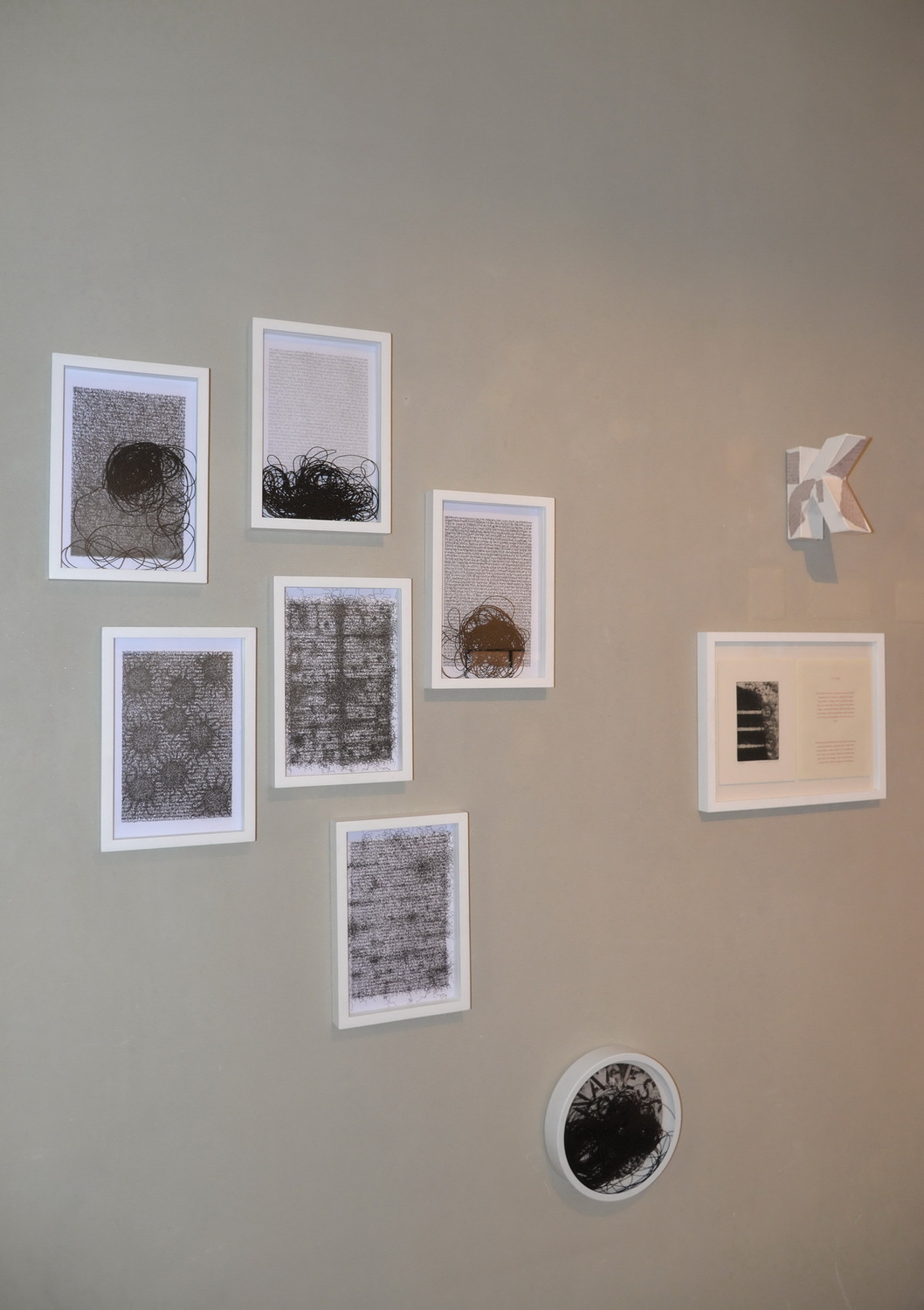 Peter Angerer: „Kafkas Tiere“, 2020Grafikprojekt 23 Teile, 6 Arbeiten Textgrafik/Zeichnung/Schnur im Objektrahmen, je 30cm x29cm, Radierung/Zeichnung insgesamt 7 Arbeiten,30cm x 30cm (2) , 30cm x 40cm (3), 40cmx 50cm (1), 1 Objektbild (Text, Sch