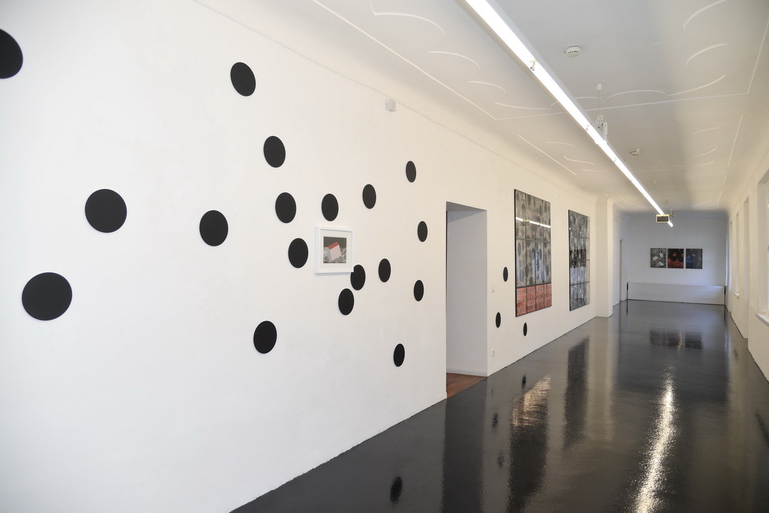 Peter Angerer: „Tilted Homes“, 2022/231 Grafikunikat 30cm x 40cm, Malplatten in Kreisform/Acryl, mehrteilige Grafikblöcke Monoprint,Monotypie, Elementendruck, Text, Zeichnung, Nr.1: 12 tlg insgesamt 180cm x 210cm, Nr. 2: 12 tlginsgesamt 200cm x 